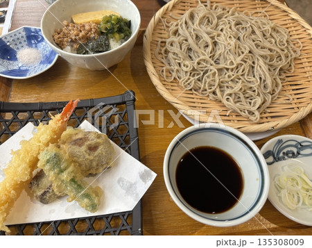 美味しそうな天ぷらとざるそば 美味しそうな天ぷらとざるそば 135308009