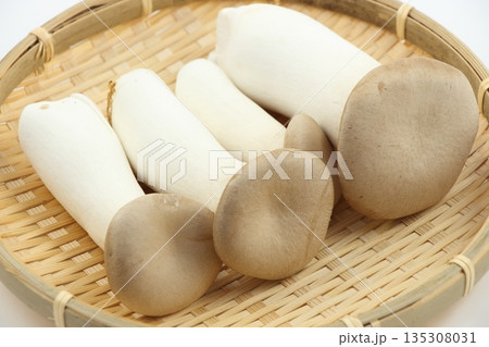 健康的な食生活を支えるエリンギの高品質な画像 135308031