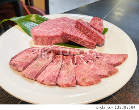 和牛のシャトーブリアンステーキと牛たん。グリルする前の生肉。 135308504