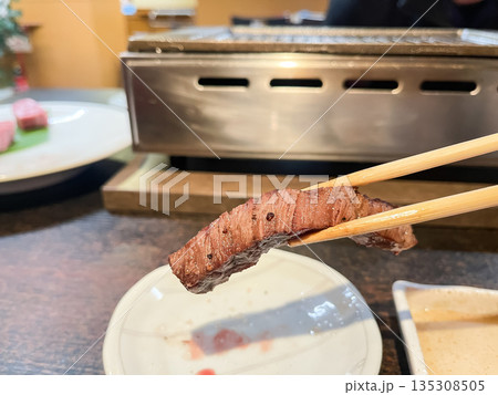 和食の焼肉。ロースターで焼いたシャトーブリアンステーキ。 135308505