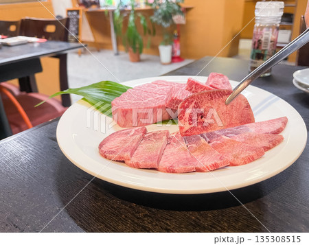 和牛の牛たんとシャトーブリアンステーキ。グリルする前の生肉。 和牛の牛たんとシャトーブリアンステーキ。グリルする前の生肉。 135308515