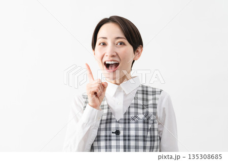 事務制服を着た若い女性 ビジネスイメージ 事務制服を着た若い女性 ビジネスイメージ 135308685