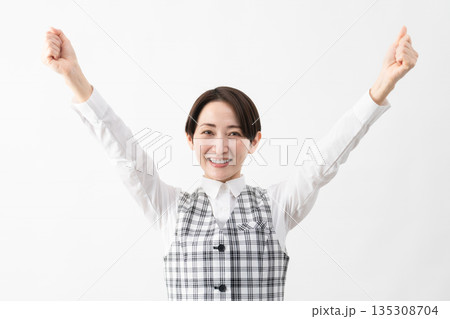 事務制服を着た若い女性 ビジネスイメージ 事務制服を着た若い女性 ビジネスイメージ 135308704