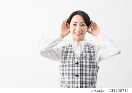 事務制服を着た若い女性 ビジネスイメージ 事務制服を着た若い女性 ビジネスイメージ 135308712