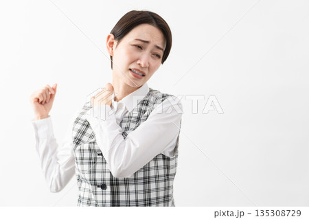 事務制服を着た若い女性 ビジネスイメージ 事務制服を着た若い女性 ビジネスイメージ 135308729