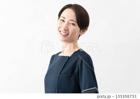 エステサロン制服を着た若い女性　ビューティイメージ 135308733