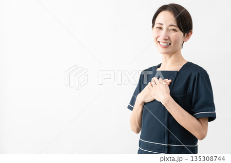 エステサロン制服を着た若い女性　ビューティイメージ 135308744