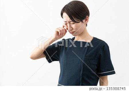 エステサロン制服を着た若い女性　ビューティイメージ 135308745