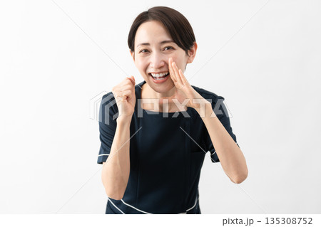 エステサロン制服を着た若い女性 ビューティイメージ エステサロン制服を着た若い女性 ビューティイメージ 135308752