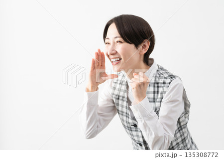 事務制服を着た若い女性　ビジネスイメージ 135308772