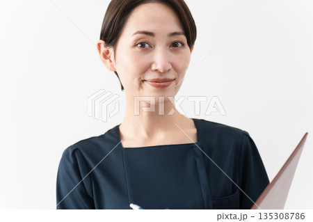 エステサロン制服を着た若い女性　ビューティイメージ 135308786