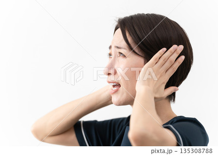 エステサロン制服を着た若い女性　ビューティイメージ 135308788