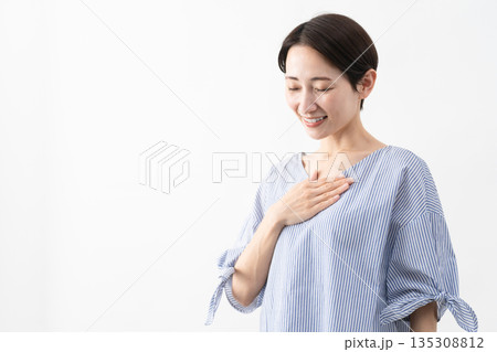 私服姿の女性 ライフスタイルイメージ 私服姿の女性 ライフスタイルイメージ 135308812