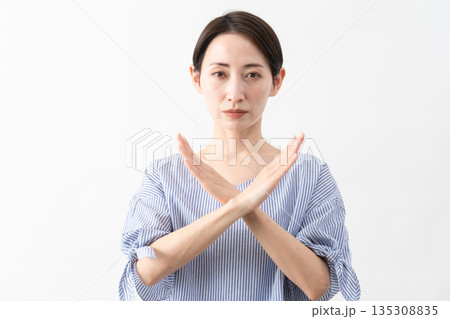 私服姿の女性　ライフスタイルイメージ 135308835