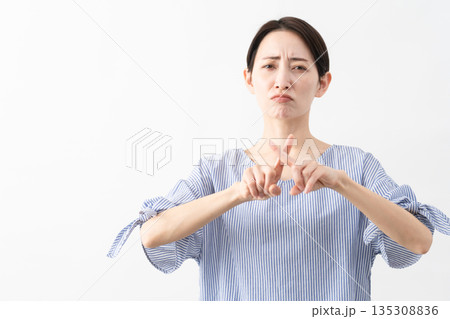 私服姿の女性　ライフスタイルイメージ 135308836