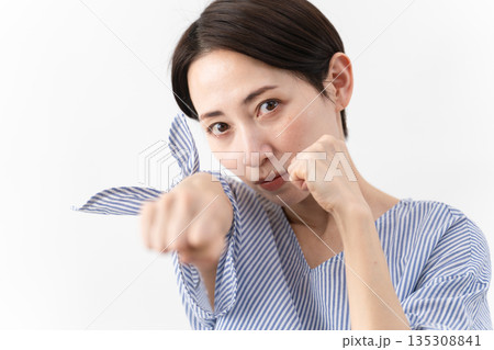 私服姿の女性 ライフスタイルイメージ 私服姿の女性 ライフスタイルイメージ 135308841