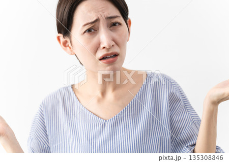 私服姿の女性　ライフスタイルイメージ 135308846