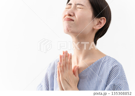 私服姿の女性　ライフスタイルイメージ 135308852