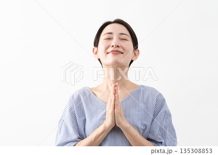 私服姿の女性　ライフスタイルイメージ 135308853