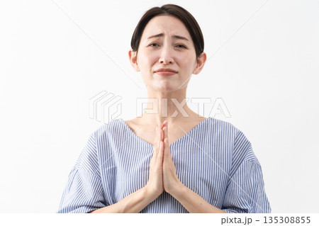 私服姿の女性　ライフスタイルイメージ 135308855