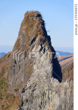 熊本県の阿蘇山、根子岳東峰から望む天狗岩 熊本県の阿蘇山、根子岳東峰から望む天狗岩 135308872