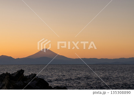夕焼けに染まる海と城ヶ島から望む富士山 135308890