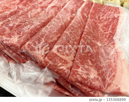 1枚ずつ包装されたすき焼き用の牛肉 135308899