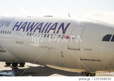 ハワイ ホノルル国際空港 駐機中の飛行機 空港風景 旅行 イメージ 135309030