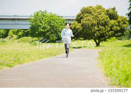 ランニングをする若い女性 スポーツイメージ ランニングをする若い女性 スポーツイメージ 135309177