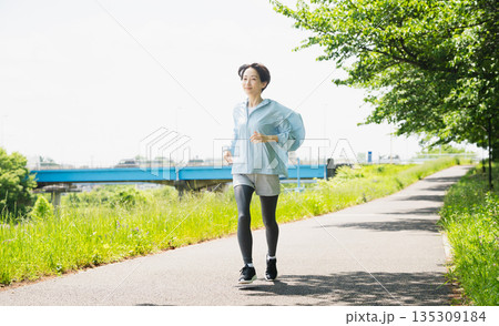 ランニングをする若い女性　スポーツイメージ 135309184