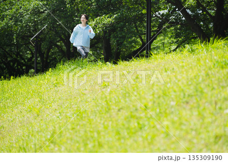 ランニングをする若い女性 スポーツイメージ ランニングをする若い女性 スポーツイメージ 135309190