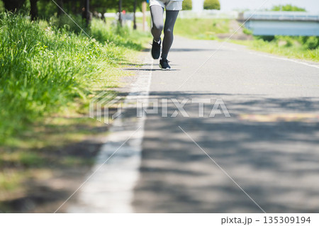 ランニングをする若い女性 スポーツイメージ ランニングをする若い女性 スポーツイメージ 135309194