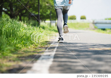 ランニングをする若い女性　スポーツイメージ 135309195