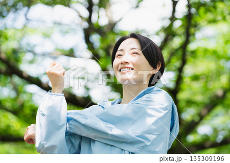 ストレッチをする若い女性 スポーツイメージ ストレッチをする若い女性 スポーツイメージ 135309196
