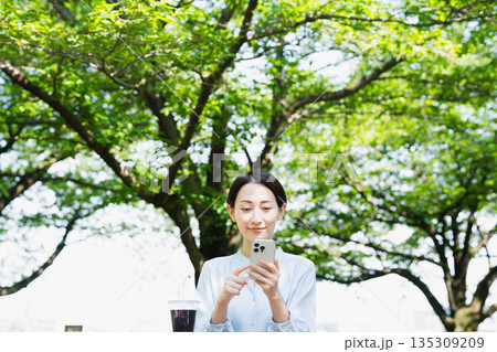 スマートフォンを操作する若い女性 ライフスタイルイメージ スマートフォンを操作する若い女性 ライフスタイルイメージ 135309209