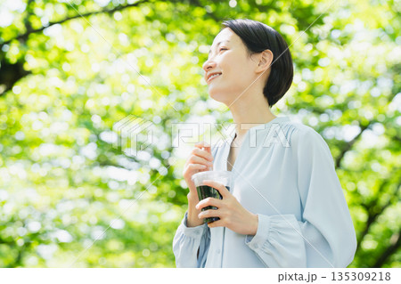 アイスコーヒーを飲む若い女性　ライフスタイルイメージ 135309218