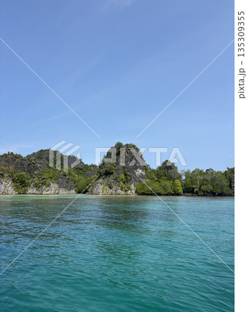 ラジャアンパット パプア 海と島 ラジャアンパット パプア 海と島 135309355