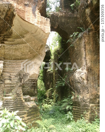 神秘的な洞窟 マドゥラ島 インドネシア スラバヤ 135309356