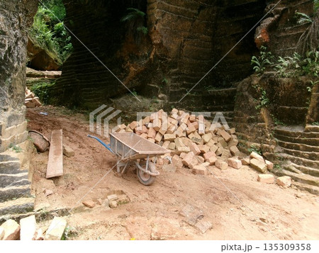 マドゥラ島 石灰岩 作業 135309358