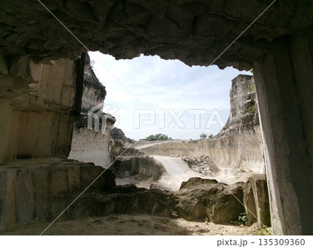 洞窟から見える空 マドゥラ島 インドネシア 135309360