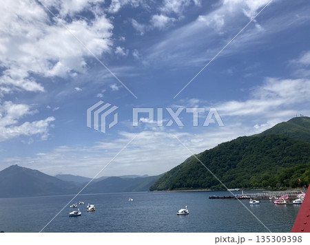 晴れた日の湖 135309398