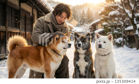 秋田犬と笑顔の男性 135309414