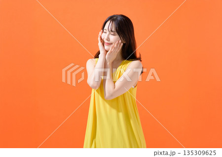 女性のポートレート 135309625