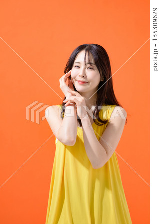 女性のポートレート 135309629