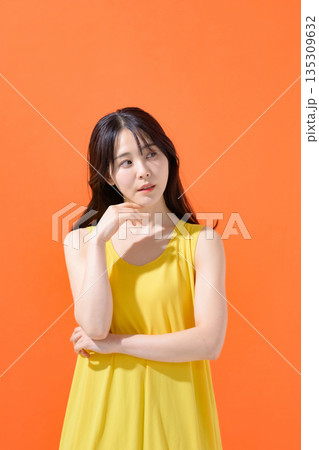 女性のポートレート 135309632