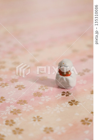 金の桜の和紙とお地蔵さま 135310086