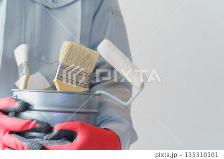 刷毛やローラーの入ったバケツを持つ作業服の人|リフォーム・塗装業者・DIY イメージ 刷毛やローラーの入ったバケツを持つ作業服の人|リフォーム・塗装業者・DIY イメージ 135310101