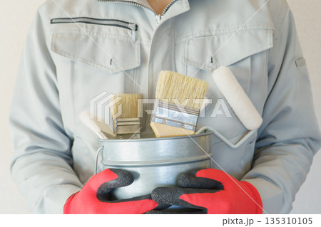刷毛やローラーの入ったバケツを持つ作業服の人|リフォーム・塗装業者・DIY イメージ 刷毛やローラーの入ったバケツを持つ作業服の人|リフォーム・塗装業者・DIY イメージ 135310105