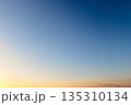 夕日に照らされる夕方の空 135310134