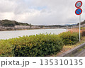 曇り空の琵琶湖沿いの道路 135310135